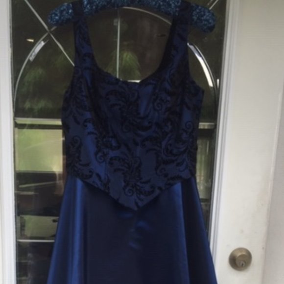 PROM GRAD EVENING DRESS - Picture 2 of 10